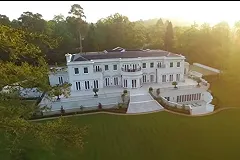 Дочь депутата Госдумы купила особняк в Англии за два млрд рублей