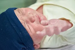 Девочка, которую морили голодом в шкафу, начала есть и играть