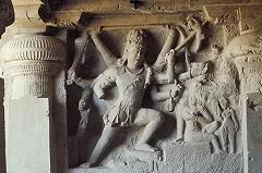 Буддийские храмы Эллоры: 1500 лет под защитой конопли