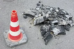 В Верхней Пышме в дорожные ямы вкладывают куски старого асфальта