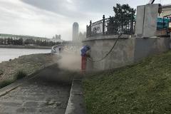 В Екатеринбурге начали очищать гранитную набережную, испорченную перед ЧМ-2018