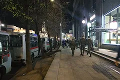 Сотрудник полиции применил к прохожему удушающий прием в двух метрах от парада