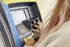 «Попробовать переждать санкции». Банки «переписывают» картам срок годности