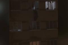 В Екатеринбурге упавшего из окна мужчину запинали ногами