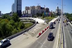 В Екатеринбурге дорожники перекрыли мост, ведущий на Россельбан