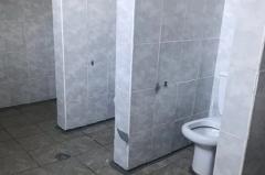 В Екатеринбурге директора школы оштрафовали за отсутствие дверей в туалетах