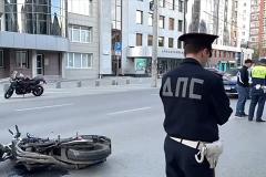 В центре Екатеринбурга произошло двойное ДТП с мотоциклистами