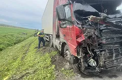 В Свердловской области от удара попутной фуры погиб тракторист