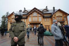 Активисты "Евромайдана" изучают резиденцию Януковича
