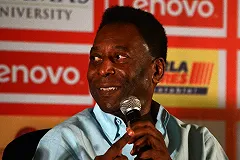 Пеле распродаст около двух тысяч вещей из своего архива