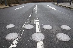 Причиной утренней пробки на ЕКАД стали шумовые полосы