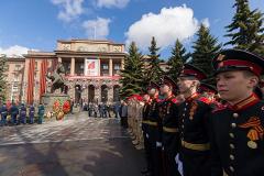 В преддверии Дня Победы к памятнику маршалу Жукову возложили цветы