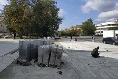 Рабочие продолжат мостить Малышева гранитной плиткой до конца ноября