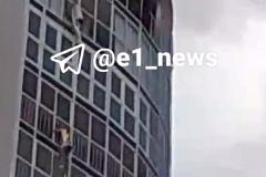 Сорвавшийся с огромной высоты горящего дома в Екатеринбурге мужчина жив