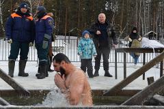 Сердце может не пережить. Патологоанатом назвал смертельные риски крещенских купелей