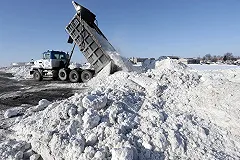 На тлеющей свалке на Уралмаше ночью сожгли бульдозер