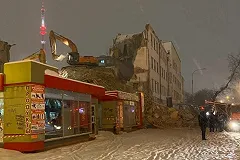 При сносе здания ПРОМЭКТа на улице Декабристов обрушилась стена