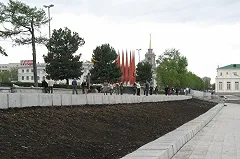 «Требуется дискуссия». В мэрии уже не обещают вернуть Краснознаменную группу на Плотинку