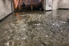 В Екатеринбурге затопило переход на станции метро «Геологическая»