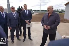 Лукашенко поставил корову на пьедестал