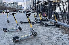 В Екатеринбурге подросток-самокатчик залил перцовкой прохожего из-за замечания