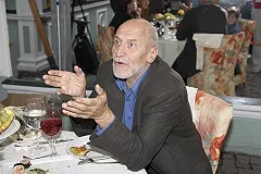 Телеведущий Николай Дроздов перепутал педали и сбил свою соседку