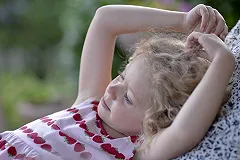 Девочку, наглотавшуюся волос, едва спасли в Екатеринбурге