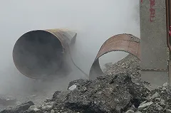 В Пионерском из-за опрессовок фонтан горячей воды выбил люк и затопил улицу