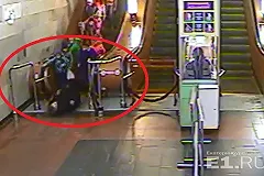 Камера в метро Екатеринбурга сняла, как эскалатор затянул ребенка
