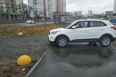 ГИБДД Екатеринбурга дала ответ по самовольно проложенной через тротуар «полосе» на Уктусе