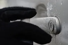 В квартире, где коллекторы запугивали ребенка, снова испортили дверной замок