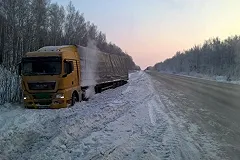Водитель-дальнобойщик два дня отказывался от помощи ГИБДД на уральской трассе