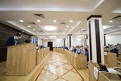 Мэр Екатеринбурга решил сократить зарплаты подчиненным