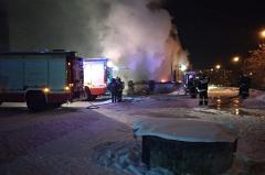 В Екатеринбурге сгорел пристрой супермаркета. Тушить огонь приезжали на 12 пожарных машинах