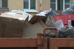 В Серове рабочие установили новенький мусорный контейнер, сфотографировали и увезли
