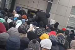 В Екатеринбурге закрывают центр для мигрантов около которого собирались сотни человек