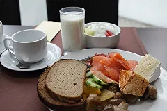 Фотографирующие еду возглавили антирейтинг самых раздражающих туристов