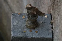 В Петербурге на голову памятника Чижику-Пыжику натянули презерватив