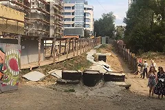 Застройщик участка улицы Карла Маркса заставил пешеходов месить грязь