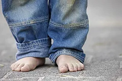 В сети посмеялись над джинсами с фейковой грязью за 400 долларов