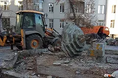 Во дворе дома, где жил Ельцин, снесли фонтан сталинской эпохи