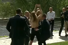 Две активистки обнажили грудь перед Шольцем, требуя отказа от российских энергоносителей