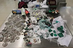 У гражданки Израиля в Кольцово изъяли рюкзак с 15 килограммами уральских камней