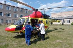 В екатеринбургскую травматологию вертолетом перевезли молодого водителя