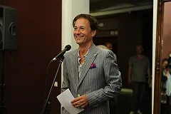 Охрана после спектакля не пустила к Олегу Меньшикову зрителей с цветами