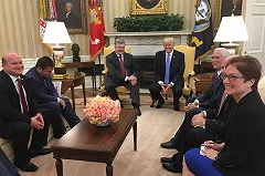 Порошенко разрешили сфотографироваться с Трампом. «Это большая честь»