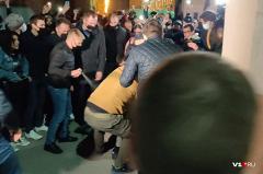 В Волгограде полицейский в штатском применил при задержании участника протеста слезоточивый газ