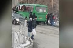 В Екатеринбурге пассажирам пришлось толкать автобус в гору
