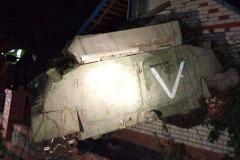 Российский бронетранспортер протаранил частный дом в Белгородской области