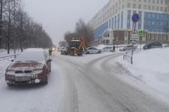 Пострадали два ребёнка: в Свердловской области снегоуборочный экскаватор влетел в легковушку